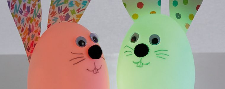 Leuchtende Osterhasen